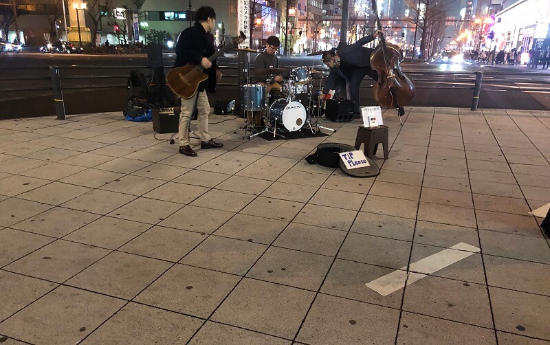 難波駅前、路上ライブ