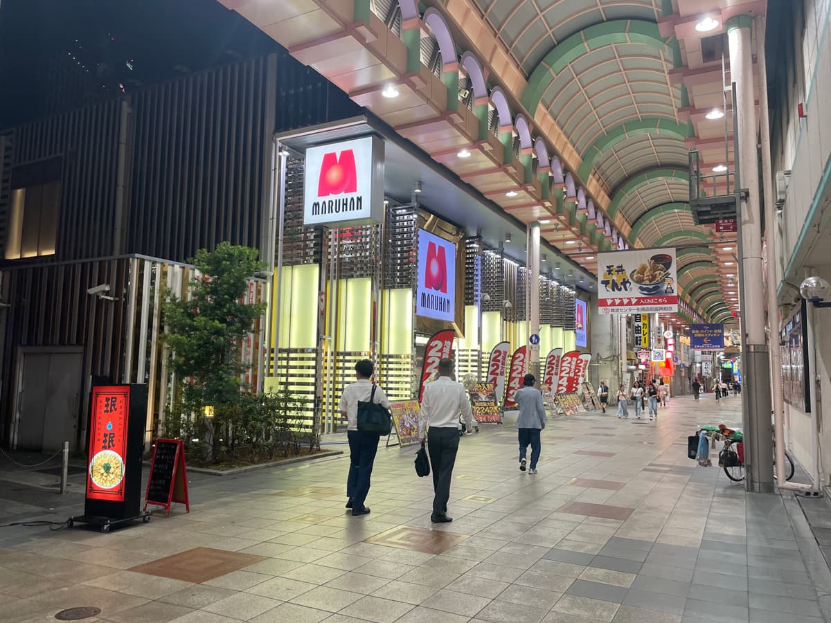 マルハンなんば新館の外観